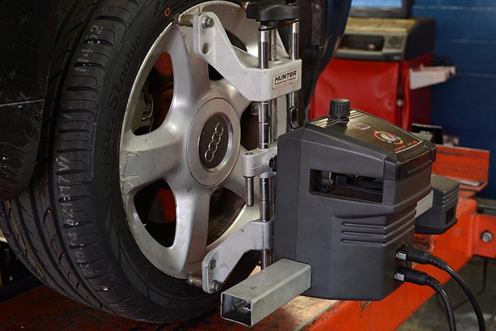 Wheel alignment is fundamental for a good and safety drive, besides extending the life of your tires.